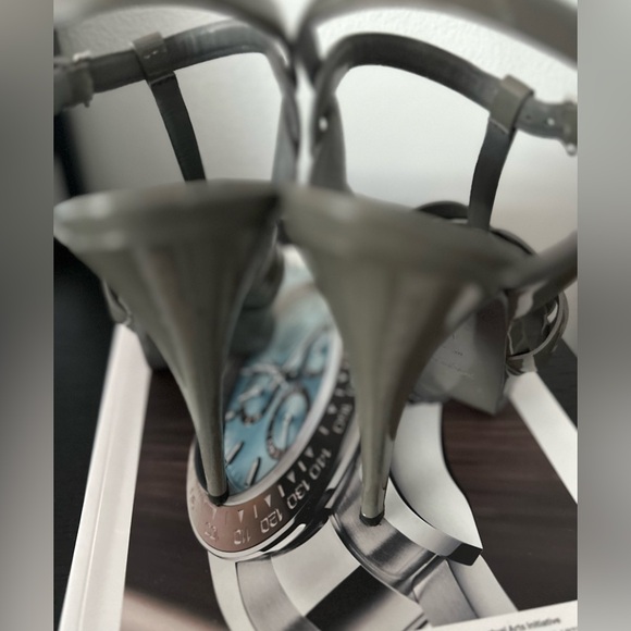 ✨SALE SAINT LAURENT
Tribute Patent Leather T-Strap Sandals Size 7.5 - Picture 5 of 5